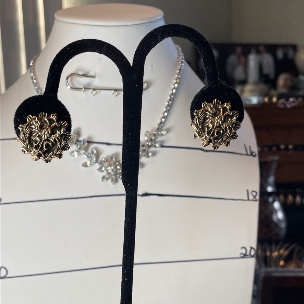 Elegant Gold Floral Earrings